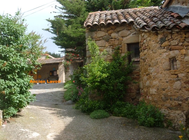 Ancien lavoir du hameau de brès