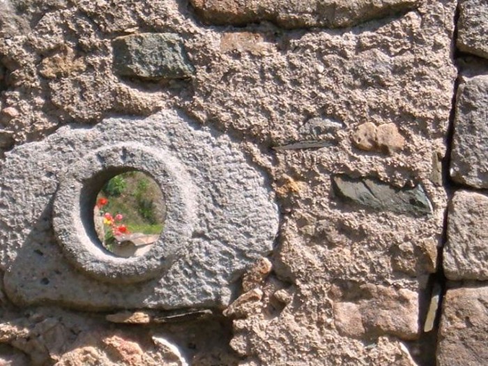 Locations à Brès à 2kms de la cure dans maison en pierres apparentes 