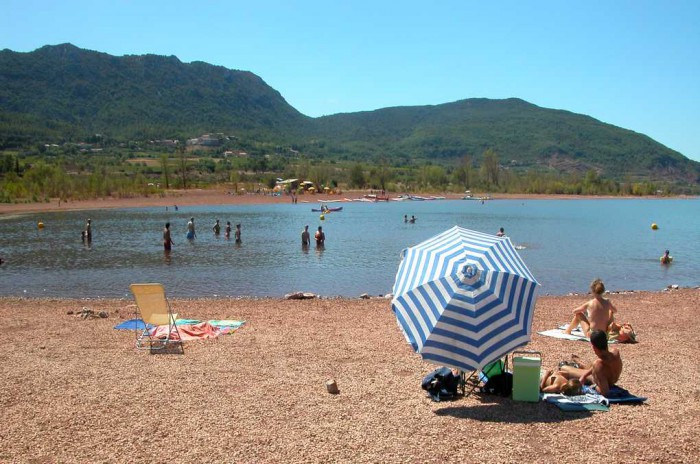 une des plages pour la baignade au lac du salagou